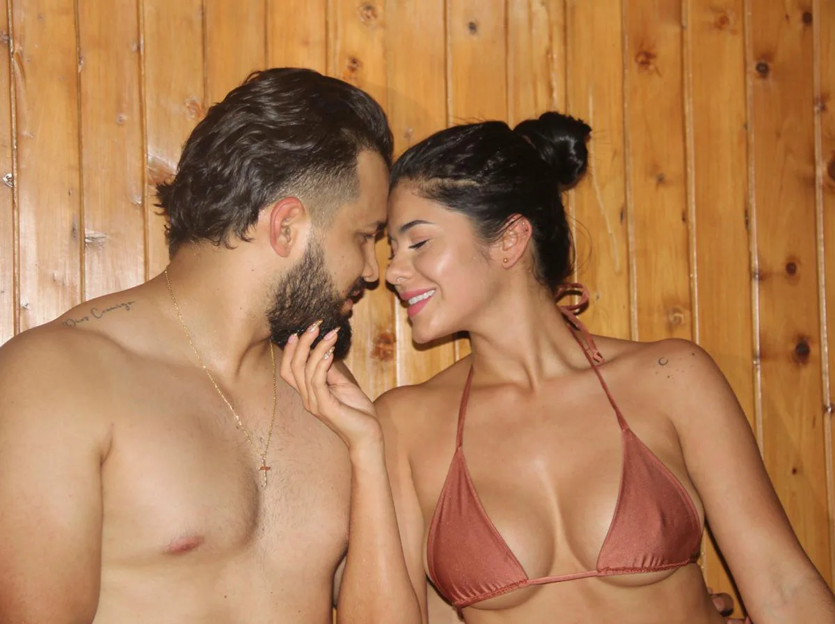 Pareja compartiendo un momento íntimo en el sauna de Daluma Spa