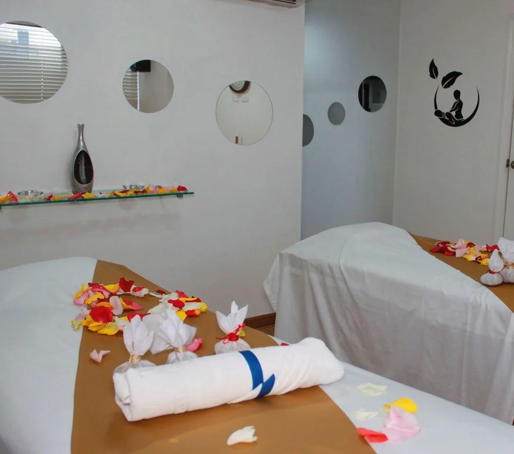 Cabina de masaje para pareja decorada con pétalos de rosa en Daluma Spa