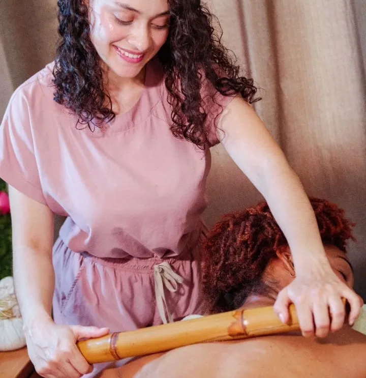 Masaje con bambuterapia realizado por una profesional de Daluma Spa