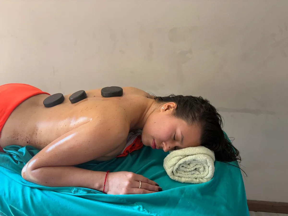 Masaje con piedras volcánicas calientes sobre la espalda en Daluma Spa